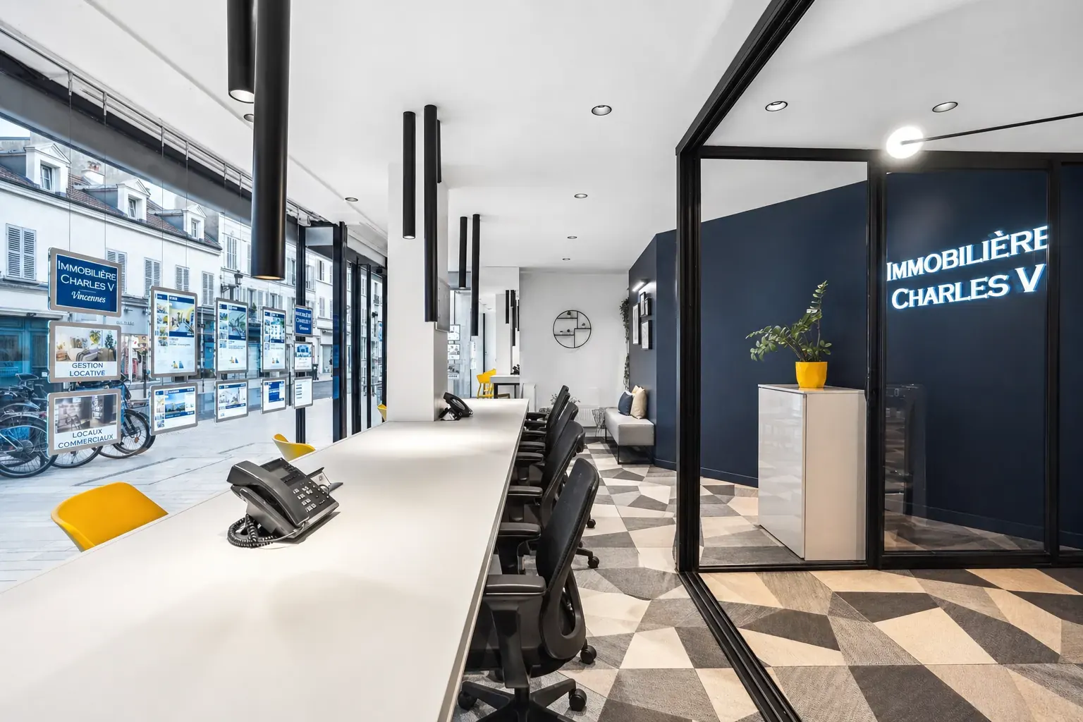 Bureaux de l'agence côté vitrines