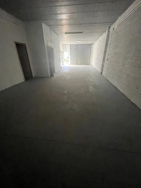 Location Local Commercial / Entrepôt à Mandres-les-Roses - 140 m2 — photo 2
