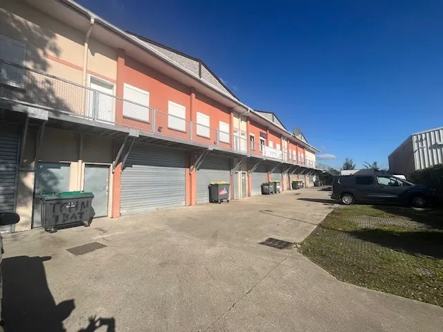 Location Local Commercial / Entrepôt à Mandres-les-Roses - 140 m2 — photo 1