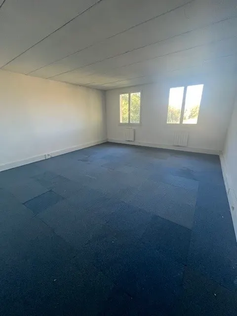 Location Local Commercial / Entrepôt à Mandres-les-Roses - 140 m2 — photo 4