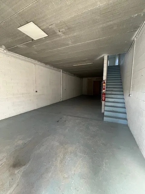 Location Local Commercial / Entrepôt à Mandres-les-Roses - 140 m2 — photo 3