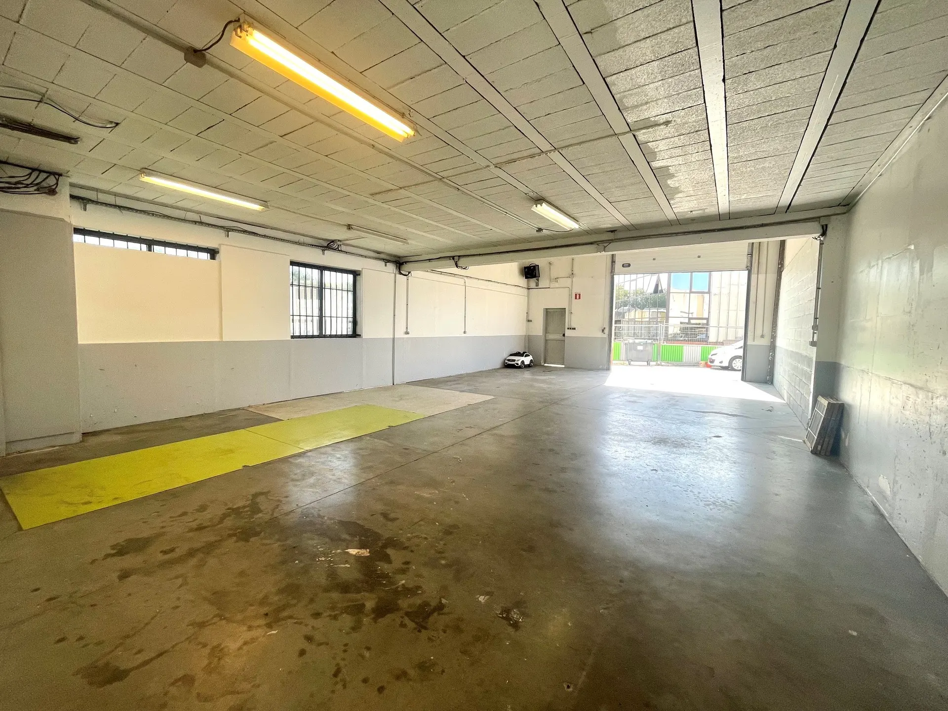 Local commercial 215 m2 - bureaux et entrepôt — photo 1