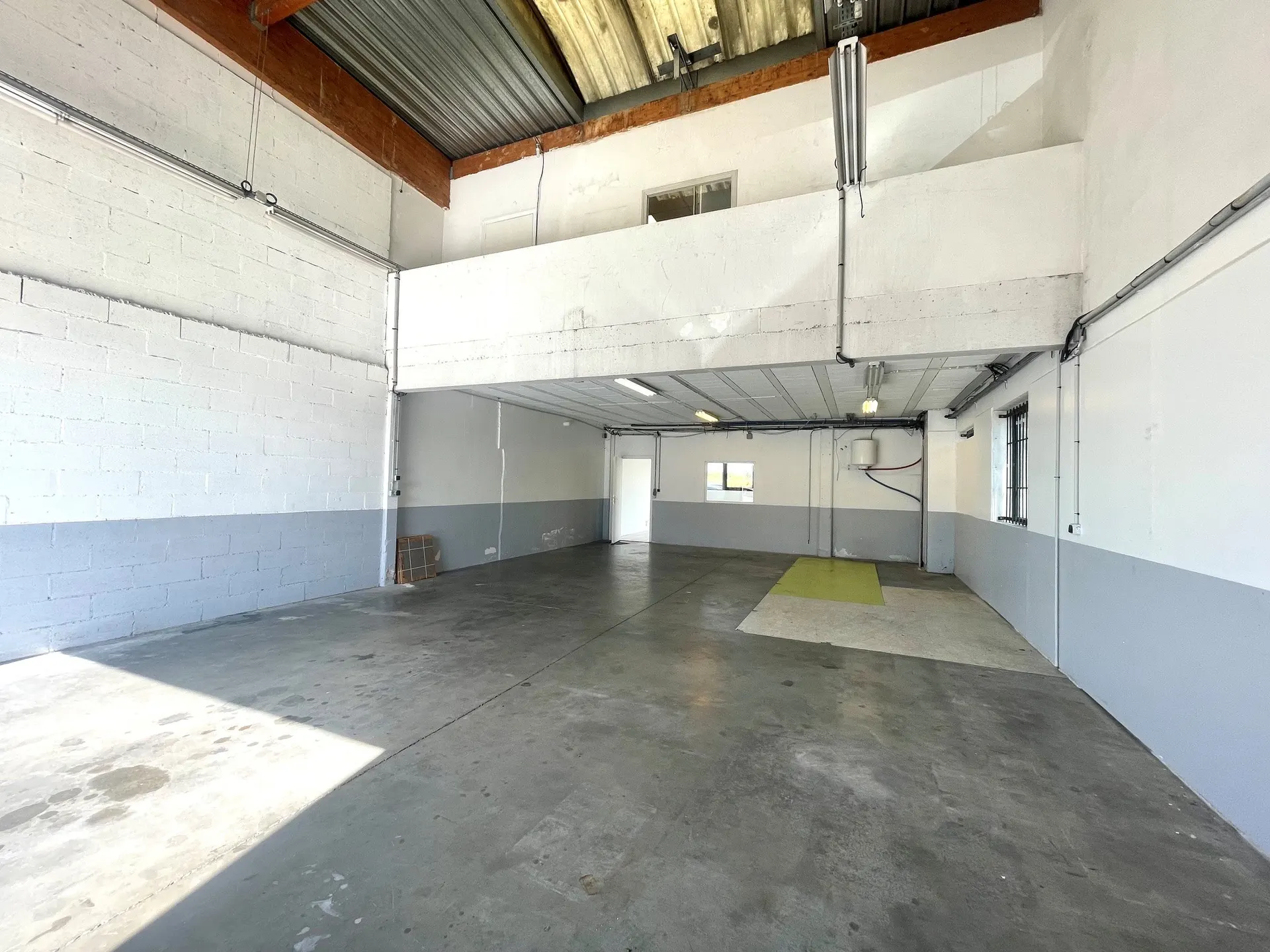 Local commercial 215 m2 - bureaux et entrepôt — photo 2