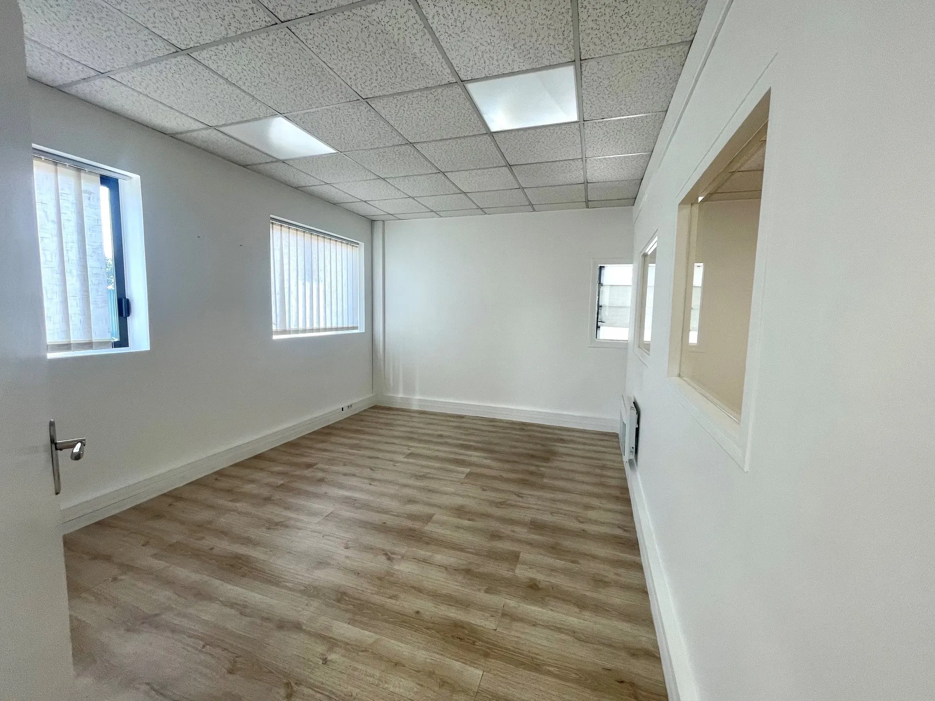 Local commercial 215 m2 - bureaux et entrepôt — photo 7